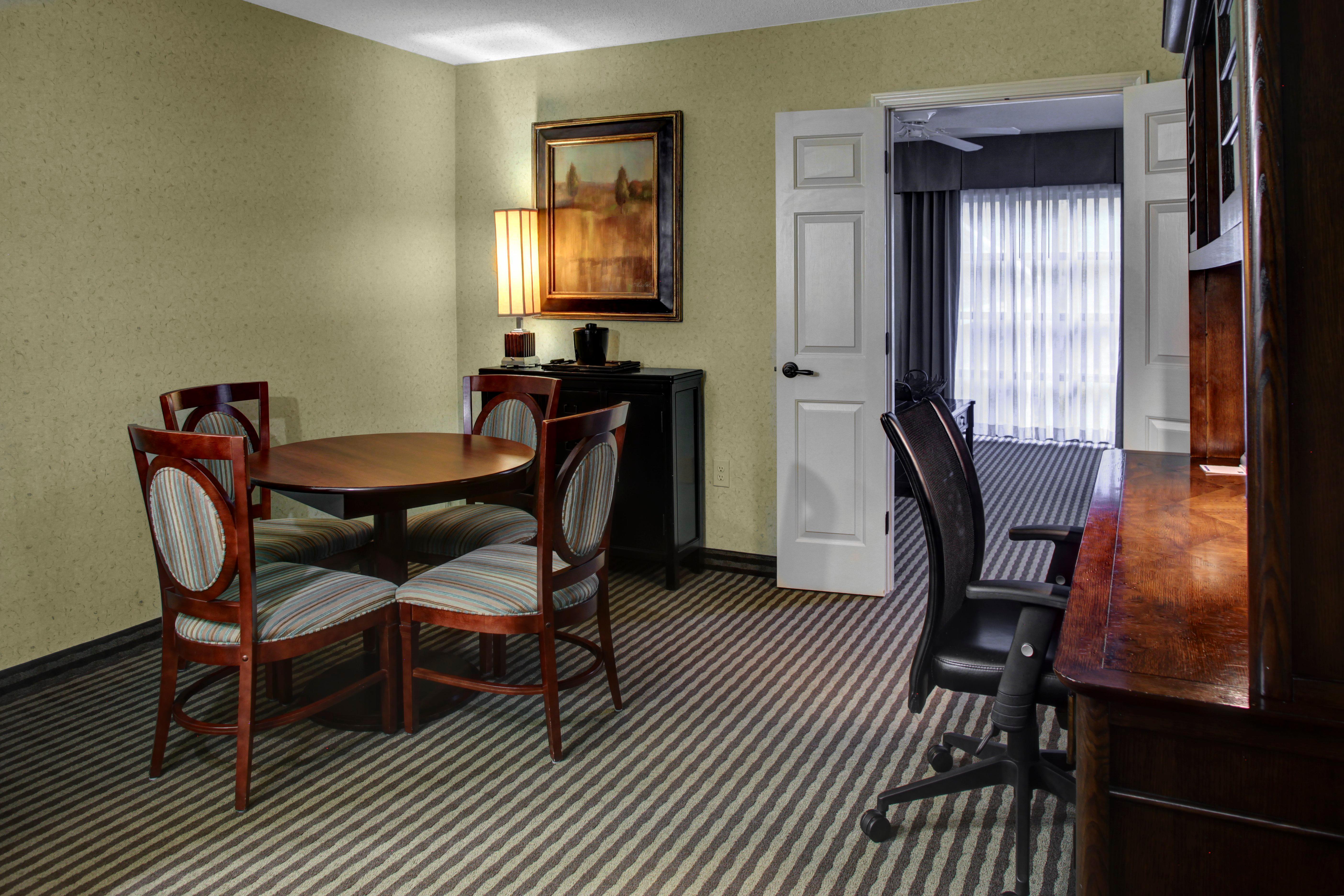 Holiday Inn Express Hotel & Suites Atlanta Buckhead By Ihg Esterno foto